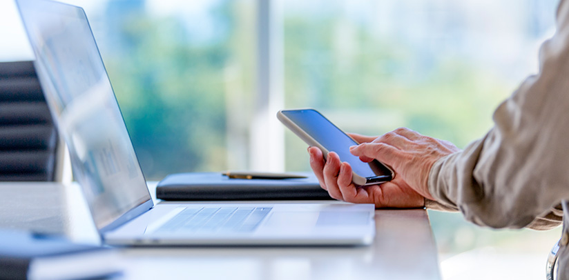 Image of woman talking to pharmacist in pharmacy
